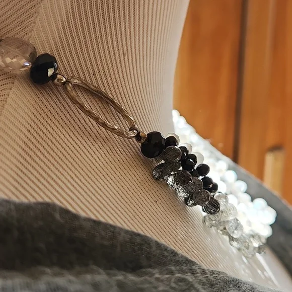 Black and White Necklace - Picture 5 of 5